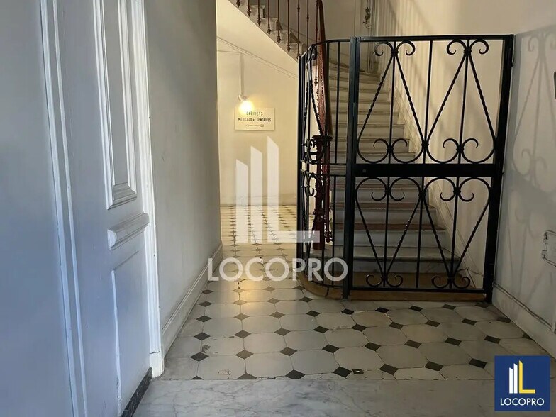 Bureau dans Marseille à vendre - Photo de l’immeuble – Image 2 sur 14