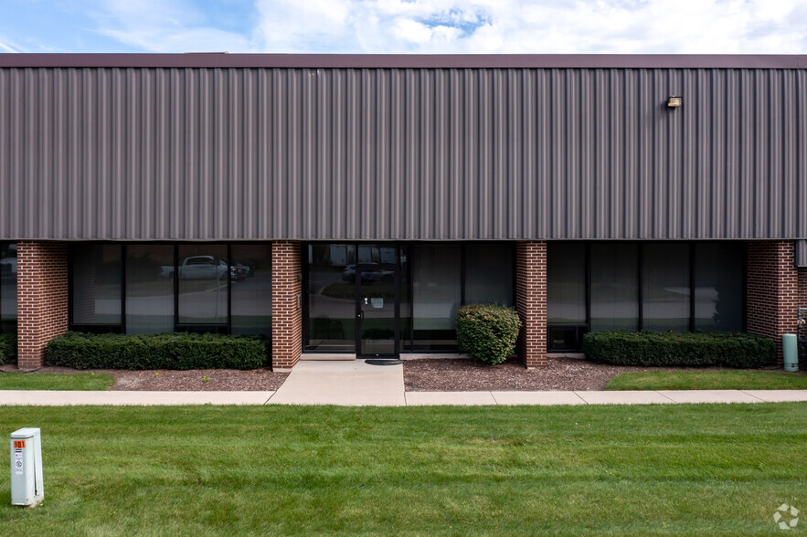 901 N Du Page Ave, Lombard, IL à louer - Photo de l’immeuble – Image 2 sur 5