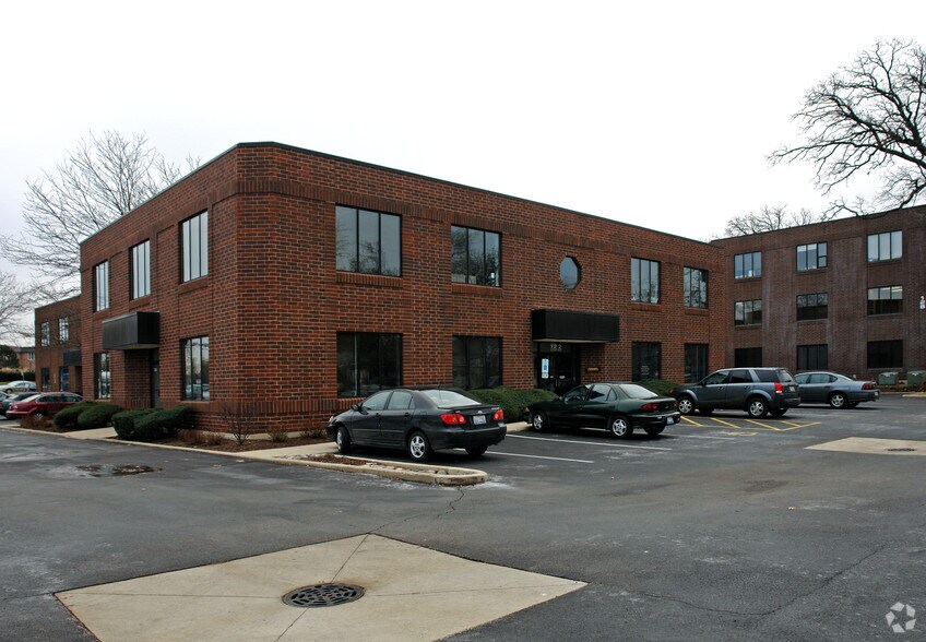 122 S County Farm Rd, Wheaton, IL à louer - Photo de l’immeuble – Image 2 sur 3