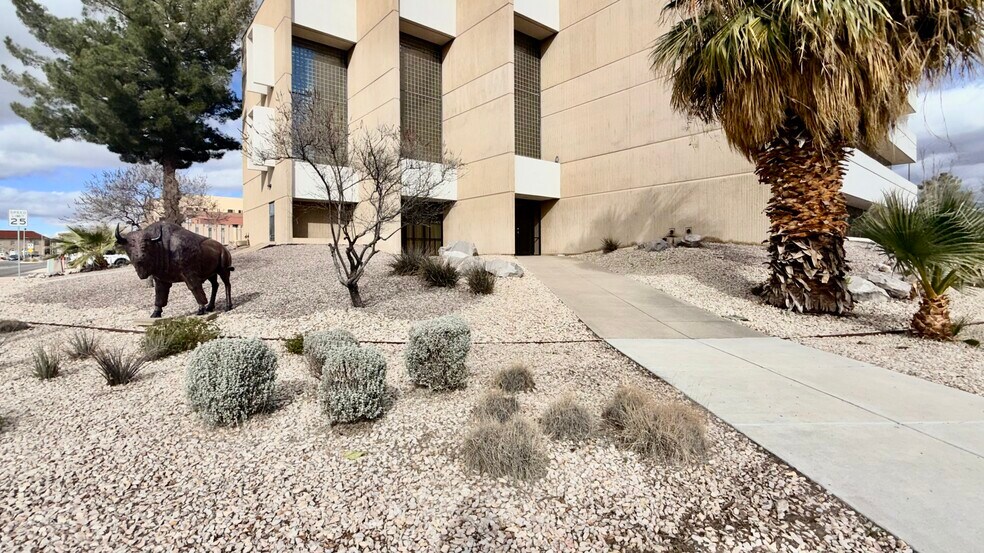 277 E Amador Ave, Las Cruces, NM à louer - Photo de l’immeuble – Image 2 sur 10