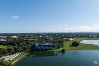8100 Oak Ln, Miami Lakes, FL - Vue aérienne  vue de carte - Image1