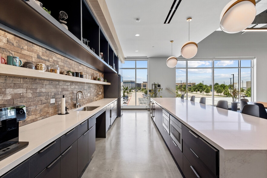 8261 Belleview Dr, Plano, TX à louer - Photo de l’immeuble – Image 3 sur 27