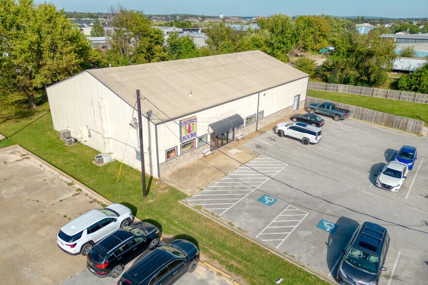 462 E Henri De Tonti Blvd, Springdale, AR à vendre - Photo de l’immeuble – Image 2 sur 41