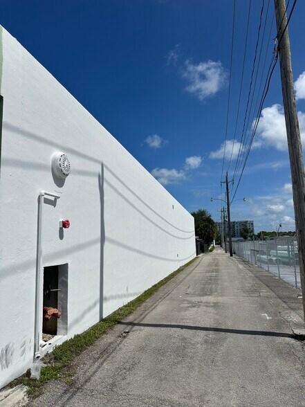 1820 NE 146th St, Miami, FL à louer - Photo de l’immeuble – Image 3 sur 9