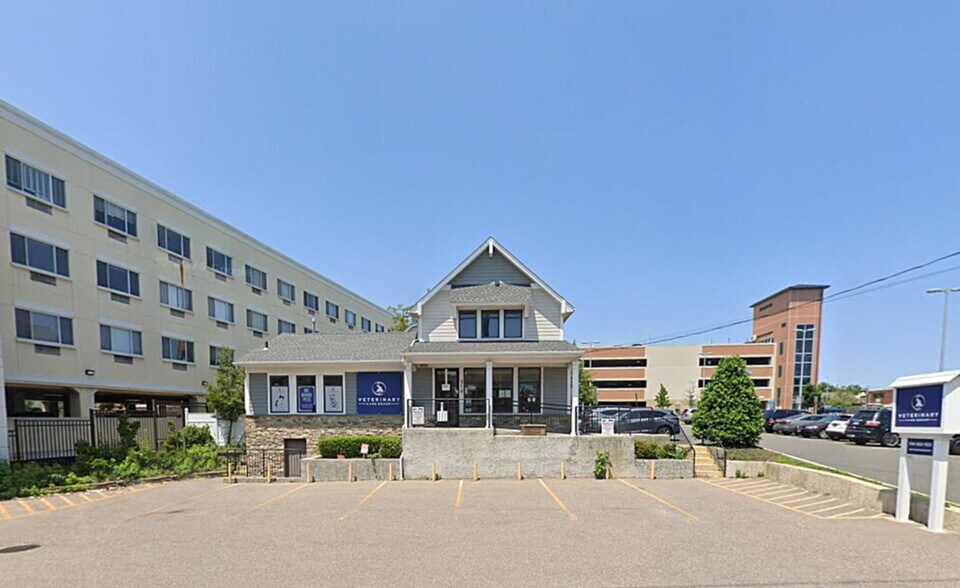 319 Union Ave, Westbury, NY à louer - Photo de l’immeuble – Image 1 sur 13