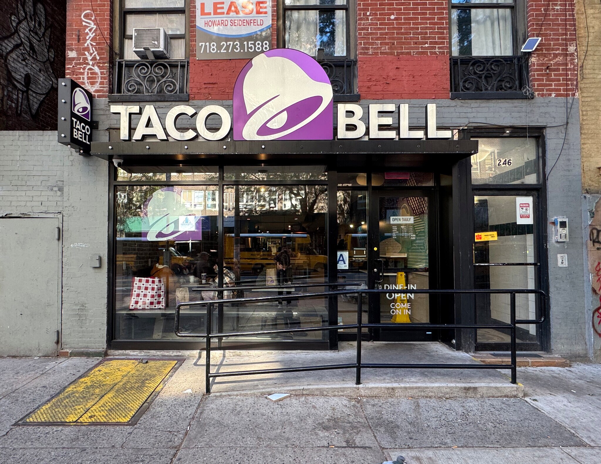 246 E 23rd St, New York, NY à louer Photo principale– Image 1 sur 6