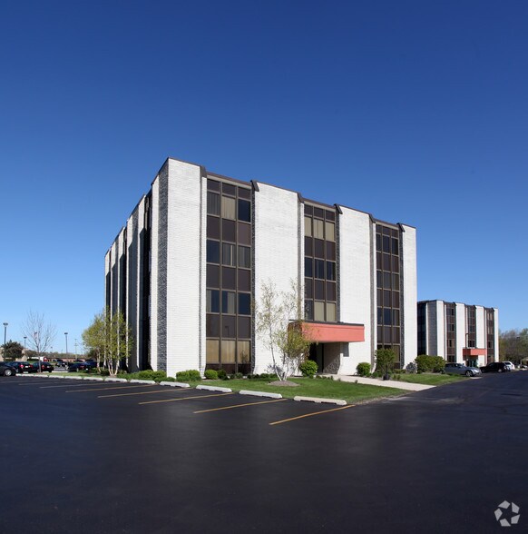 625 Plainfield Rd, Willowbrook, IL à louer - Photo de l’immeuble – Image 1 sur 6