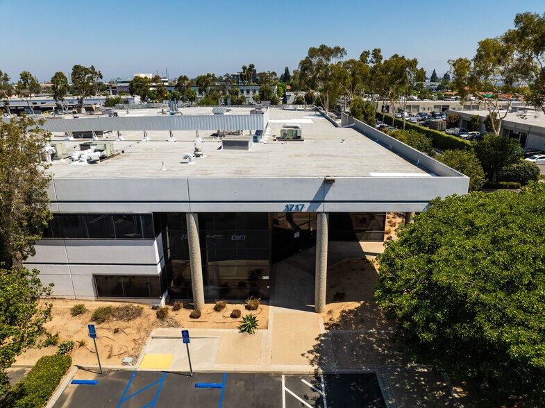 1717 W Collins Ave, Orange, CA à louer - Photo de l’immeuble – Image 2 sur 10