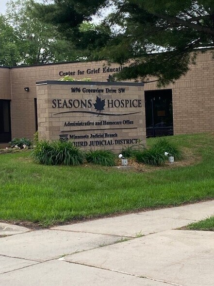 1696 Greenview Dr SW, Rochester, MN à vendre - Photo de l’immeuble – Image 2 sur 34