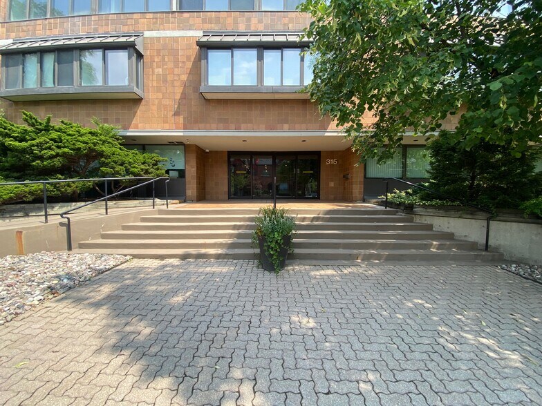 40 Oaklands Ave, Toronto, ON à louer - Photo de l’immeuble – Image 3 sur 5