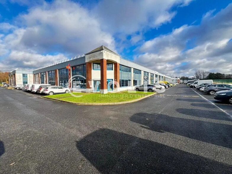 Local d'activités dans Croissy-Beaubourg à vendre - Photo de l’immeuble – Image 1 sur 6