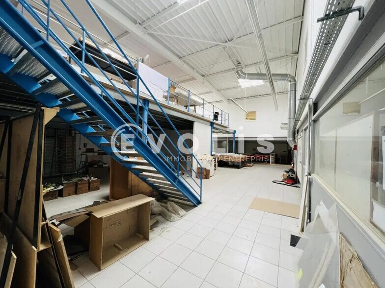 Local d'activités dans Saint-Thibault-des-Vignes à vendre - Photo de l’immeuble – Image 1 sur 9