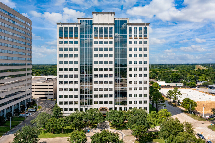 11700 Katy Fwy, Houston, TX à louer - Photo de l’immeuble – Image 2 sur 6