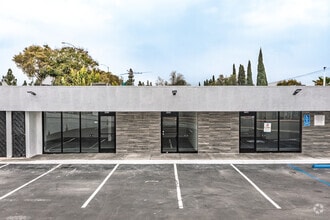 2329-2335 W Sequoia Ave, Anaheim, CA à louer Photo de l’immeuble– Image 1 sur 4