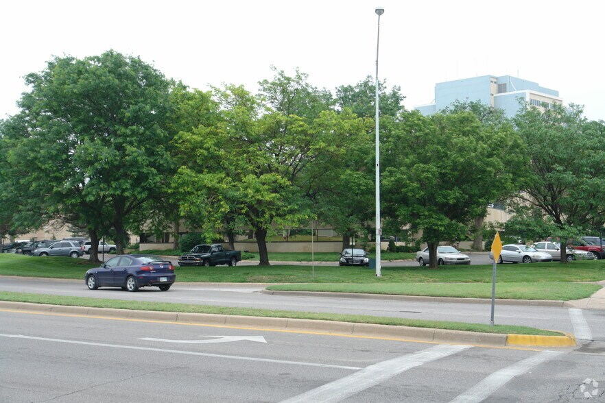 310 W Central Ave, Wichita, KS à vendre - Photo de l’immeuble – Image 2 sur 15