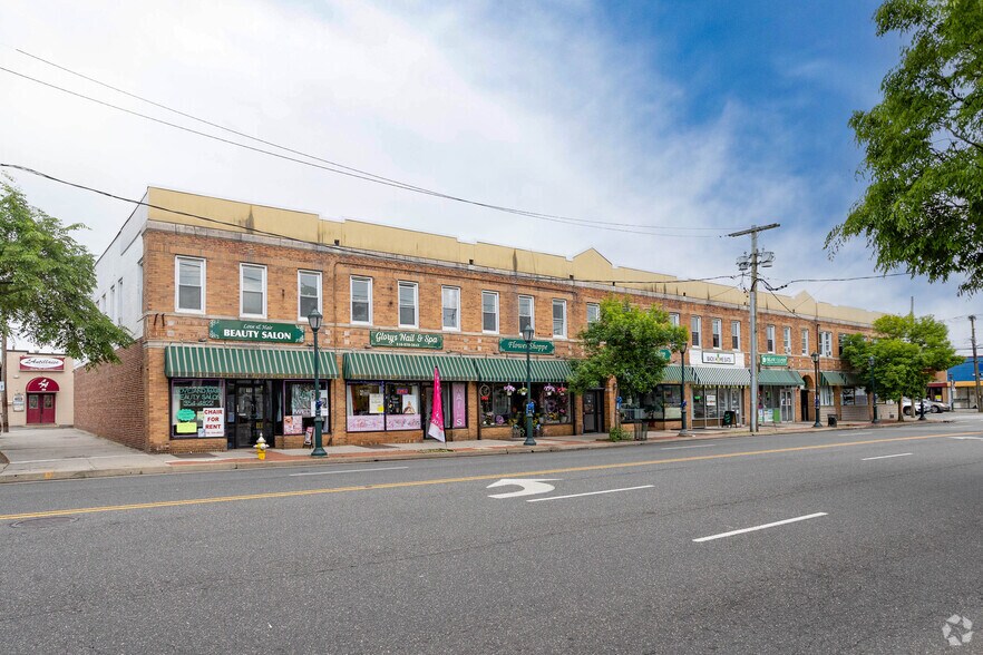 Corner Mixed-Use with Immense Upside portefeuille de 2 biens à vendre sur LoopNet.fr - Photo de l’immeuble – Image 3 sur 18