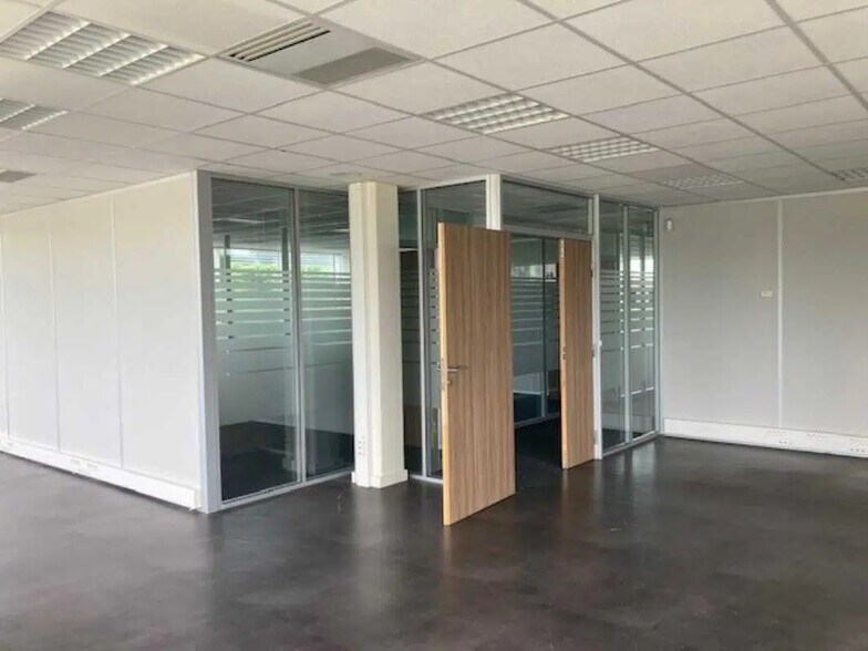 23 Avenue Louis Bréguet, Vélizy-Villacoublay à vendre - Photo de l’immeuble – Image 3 sur 6