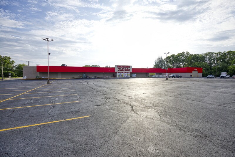 999 W Winneconne Ave, Neenah, WI à louer - Photo de l’immeuble – Image 1 sur 13