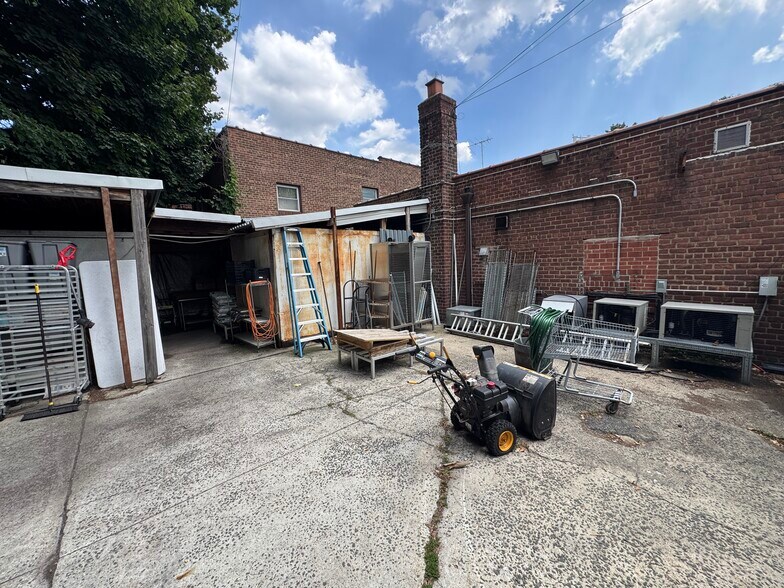 189-01 Crocheron Ave, Flushing, NY à vendre - Photo de l’immeuble – Image 3 sur 6