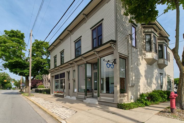 384 1st St, Manistee, MI à louer - Photo de l’immeuble – Image 1 sur 13
