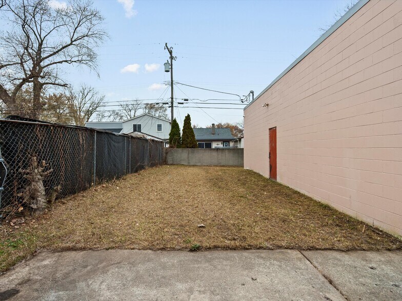 23409 Dequindre Rd, Hazel Park, MI à louer - Photo de l’immeuble – Image 2 sur 18