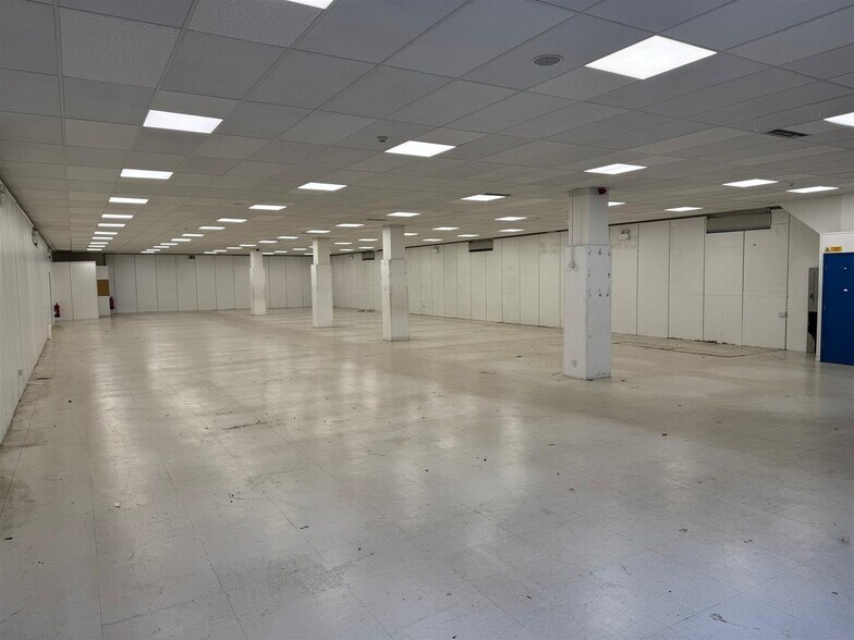 33-37 The Broadway, Loughton à louer - Photo de l’immeuble – Image 3 sur 31