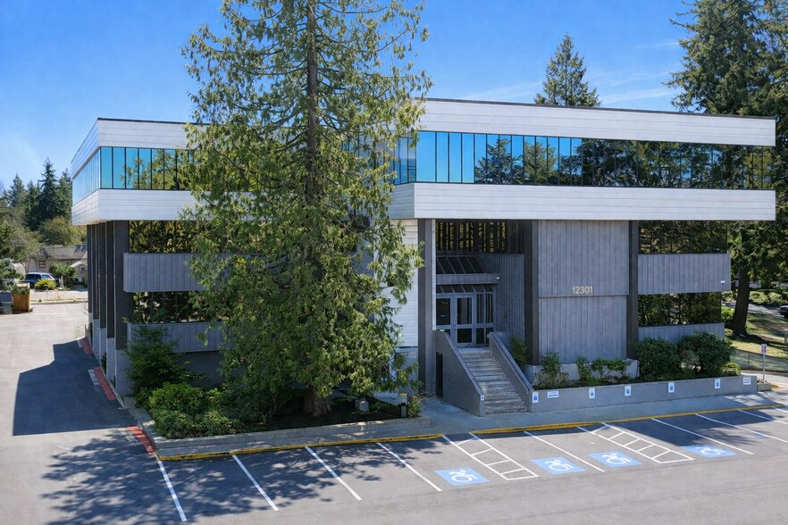 12301 NE 10th Pl, Bellevue, WA à louer - Photo principale – Image 1 sur 8