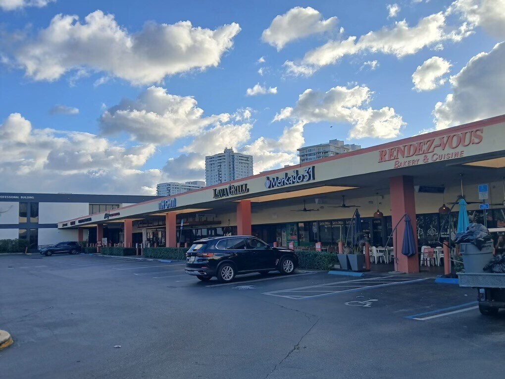 17985 Biscayne Blvd, Miami, FL à louer Photo principale– Image 1 sur 11