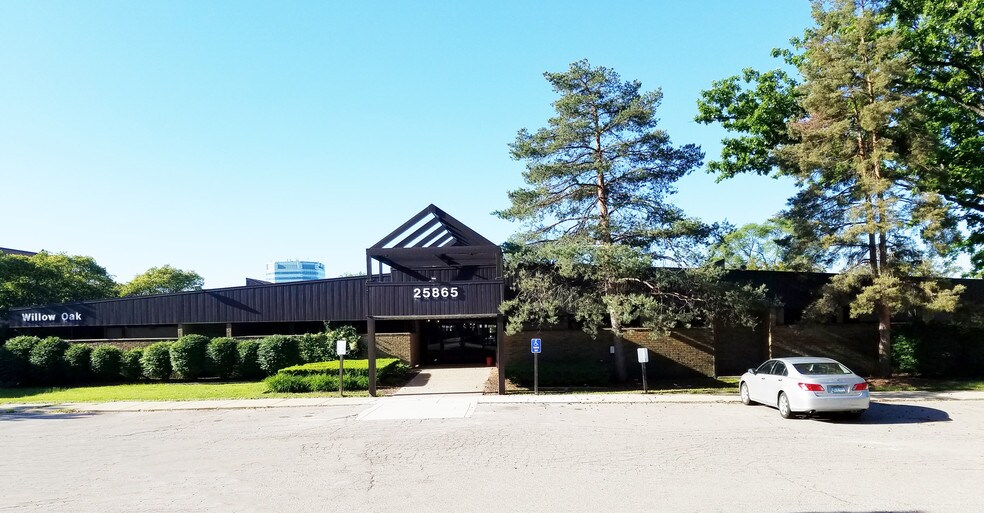 25865 W 12 Mile Rd, Southfield, MI à louer - Photo de l’immeuble – Image 1 sur 4