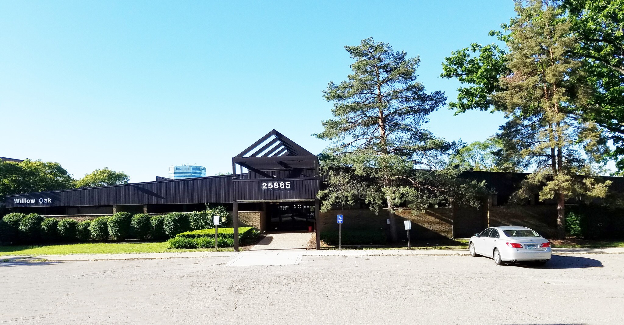 25865 W 12 Mile Rd, Southfield, MI à louer Photo de l’immeuble– Image 1 sur 5