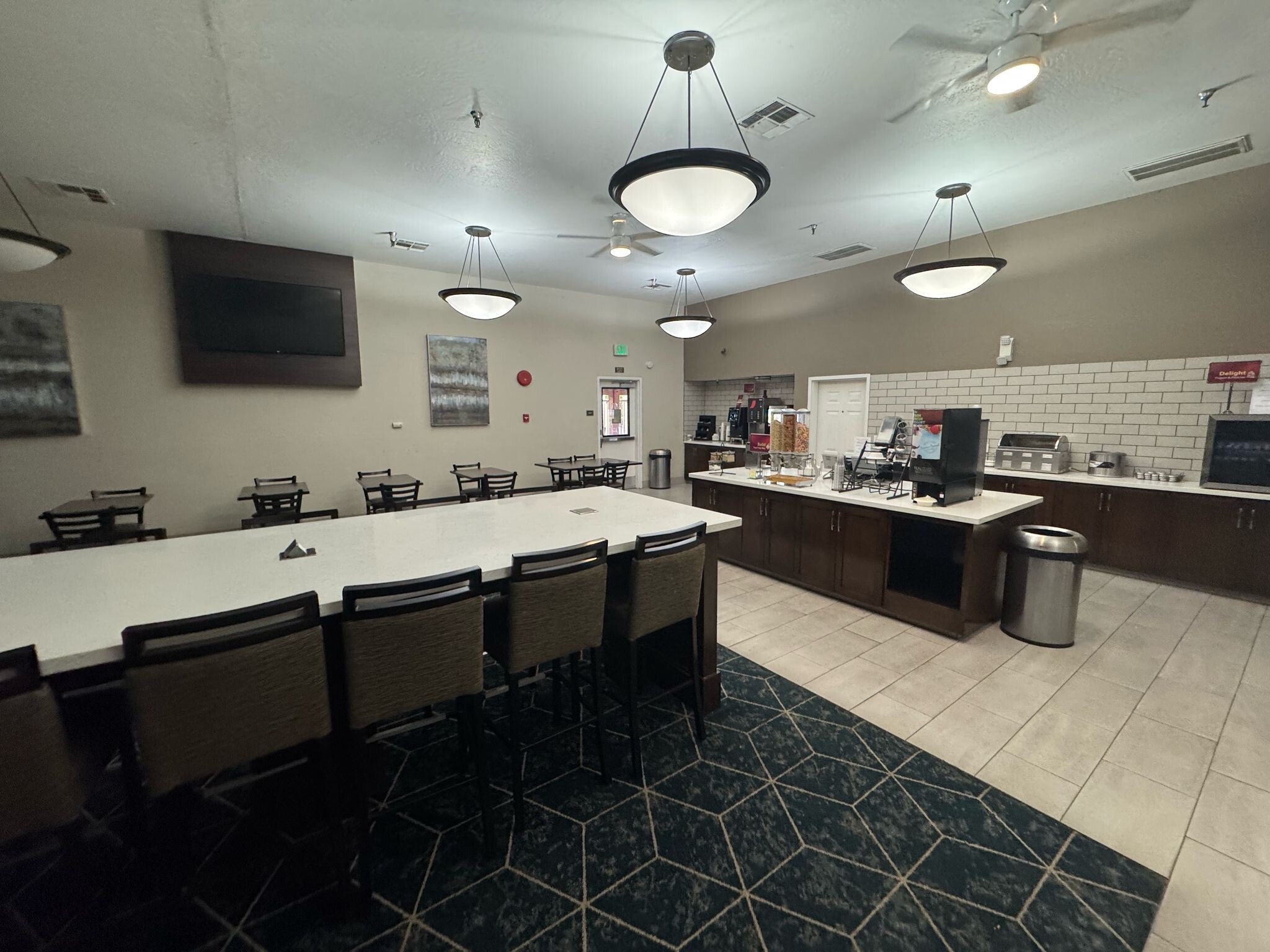 1415 E Yosemite Ave, Manteca, CA à louer Photo de l’immeuble– Image 1 sur 2