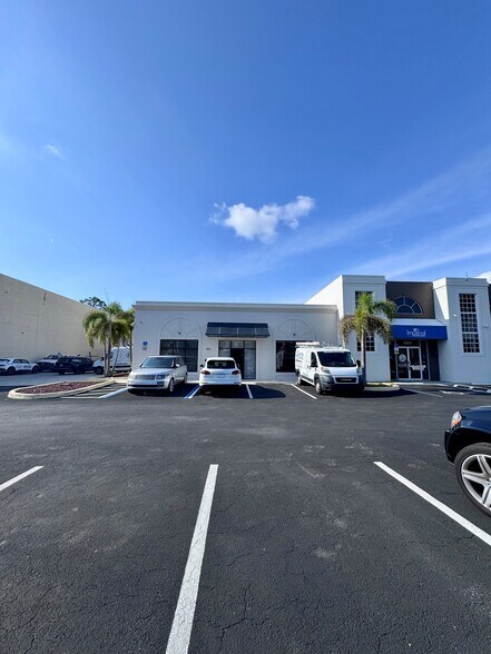 1989 Trade Center Way, Naples, FL à vendre - Photo de l’immeuble – Image 3 sur 9