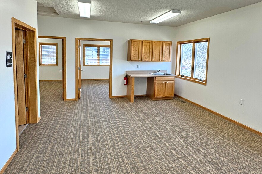 2115 County Road D E, Maplewood, MN à louer - Photo de l’immeuble – Image 3 sur 12