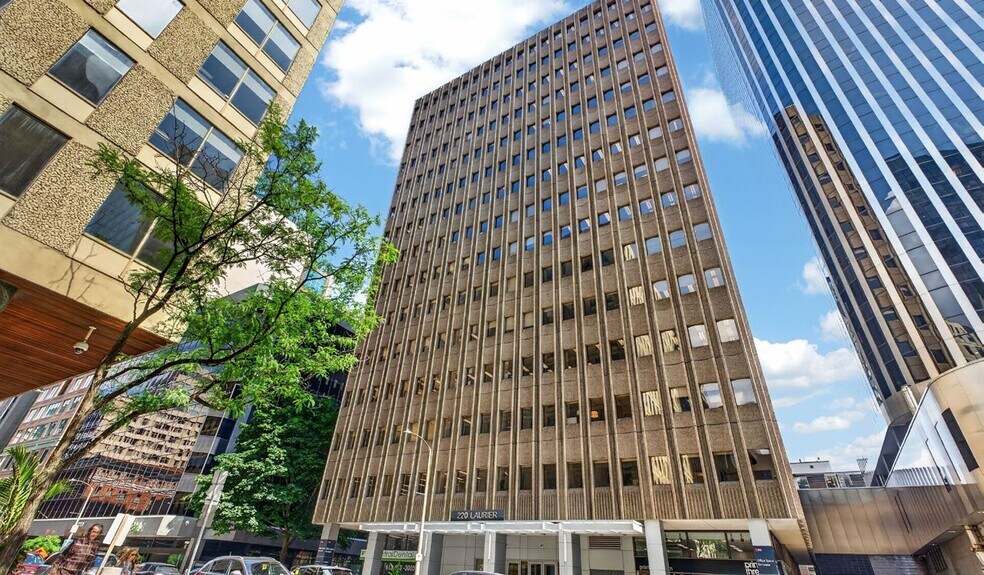 220 Laurier Av W, Ottawa, ON à louer - Photo de l’immeuble – Image 3 sur 5