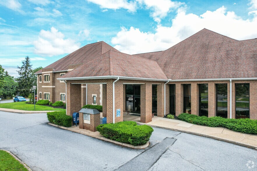 845 Sir Thomas Ct, Harrisburg, PA à louer - Photo de l’immeuble – Image 1 sur 9