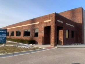 51255 Regency Center Dr, Macomb Township, MI à louer Photo de l’immeuble– Image 2 sur 5