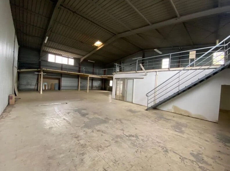 Industriel/Logistique dans Chanteloup-les-Vignes à vendre - Photo de l’immeuble – Image 3 sur 6