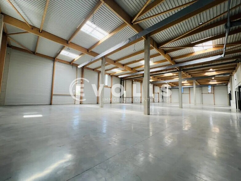 Local d’activités dans Moissy-Cramayel à louer - Photo de l’immeuble – Image 1 sur 6
