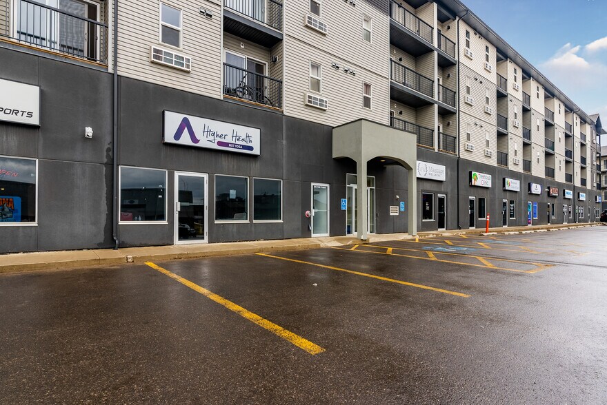 8106 Fraser Av, Fort McMurray, AB à louer - Photo de l’immeuble – Image 3 sur 10