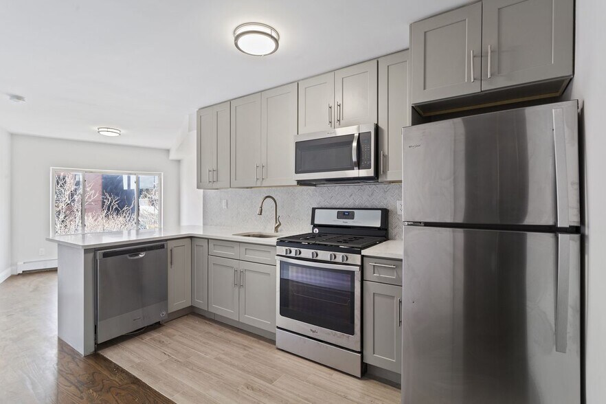 189 Woodpoint Rd, Brooklyn, NY à vendre - Photo de l’immeuble – Image 3 sur 24