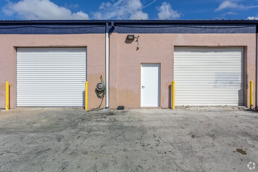 3350 Hanson St, Fort Myers, FL à louer - Photo de l’immeuble – Image 3 sur 4