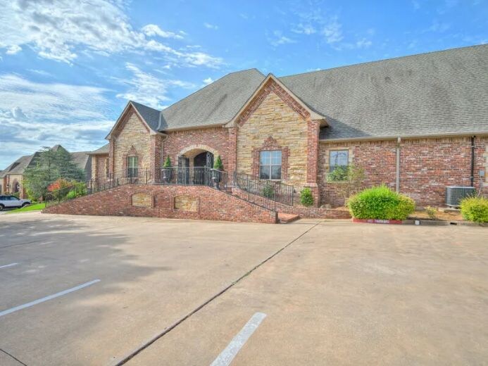 1218 E 9th St, Edmond, OK à louer - Photo de l’immeuble – Image 3 sur 20