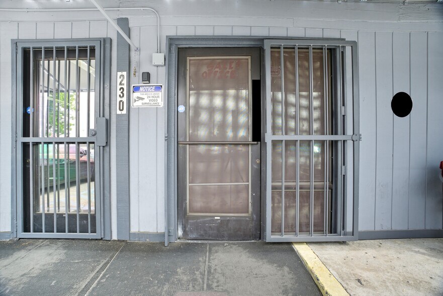 230-226 W Florida, Hemet 92543 portefeuille de 2 biens à vendre sur LoopNet.fr - Photo de l’immeuble – Image 3 sur 6