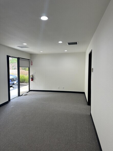5304 Derry Ave, Agoura Hills, CA à louer - Photo intérieure – Image 3 sur 13