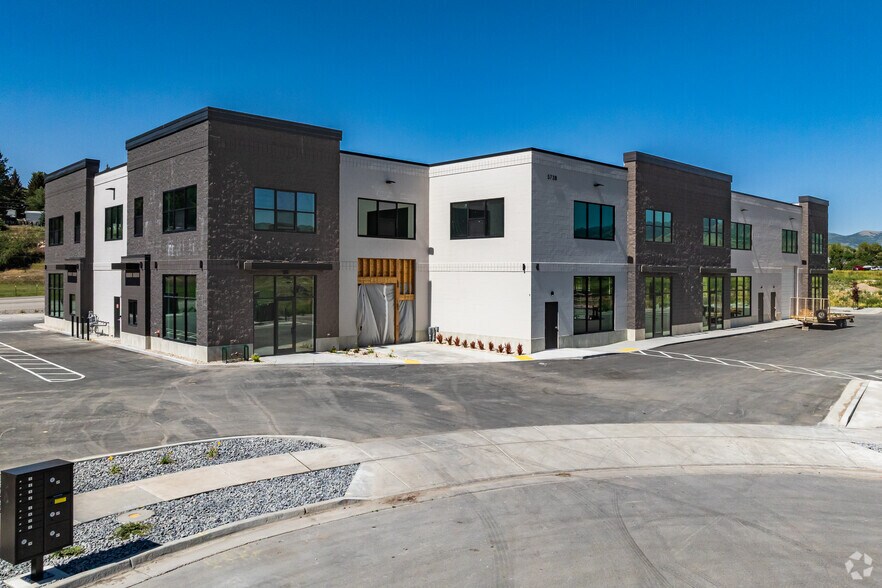 5738 Canyon View Cir, Mountain Green, UT à louer - Photo de l’immeuble – Image 2 sur 8