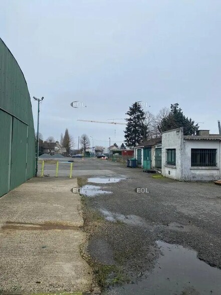 Local d’activités dans Santeny à louer - Photo de l’immeuble – Image 3 sur 6