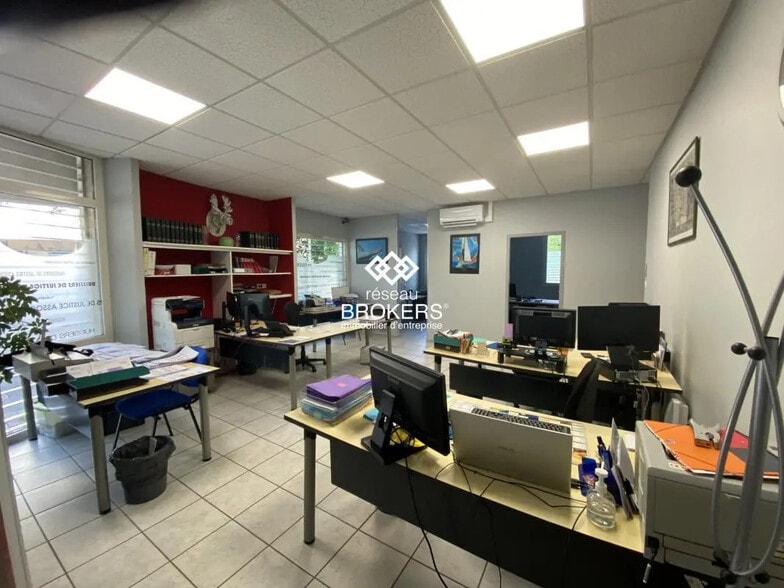 Local commercial dans Fontaine à louer - Photo intérieure – Image 2 sur 9