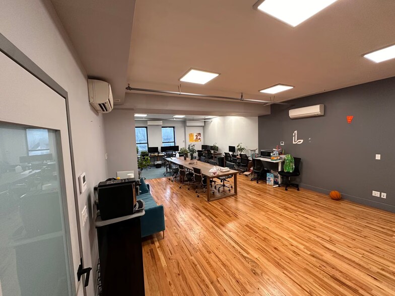 390 Berry St, Brooklyn, NY à louer - Photo de l’immeuble – Image 3 sur 7