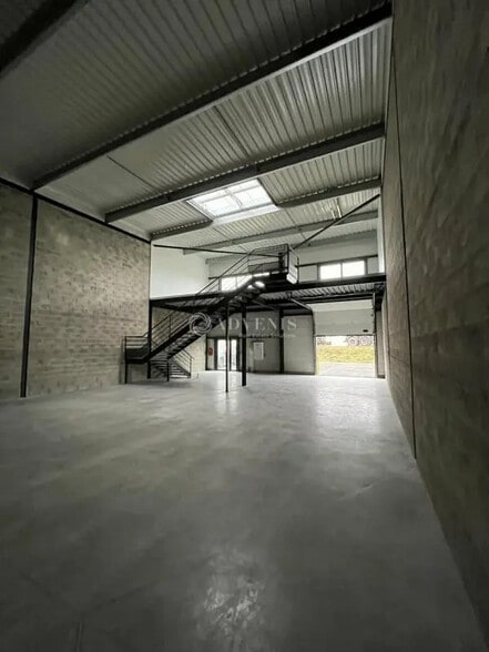 Local d'activités dans Saran à vendre - Photo de l’immeuble – Image 2 sur 5