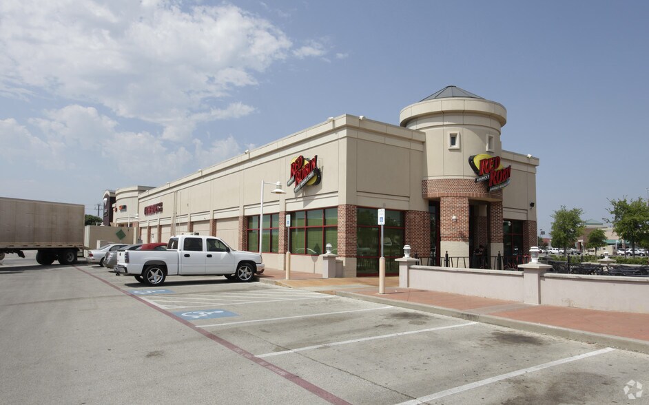 800-820 NE Mall Rd, Hurst, TX à louer - Photo principale – Image 1 sur 2